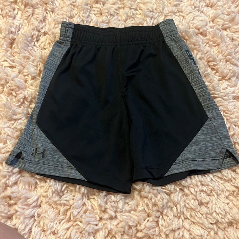 𝅺UNDER Armour 4T black/gray shorts